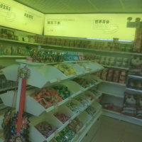 零食店零食、貨架等設(shè)備物資打包處理